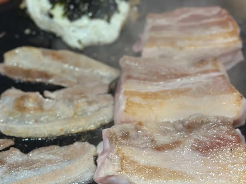 노릇하게 구워진 삼겹살