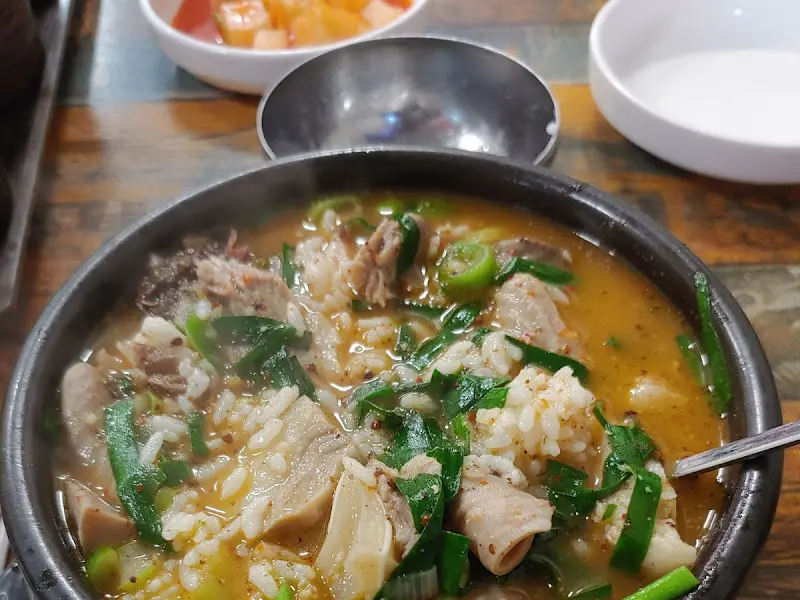 뚝배기 안에서 보글보글 끓는 순대국의 생생한 모습