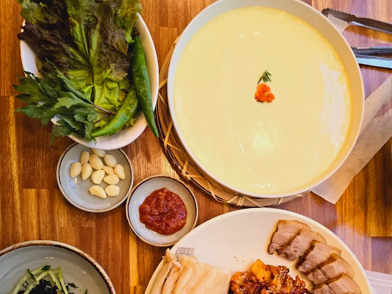 싱싱한 쌈채소와 꽃푸딩 계란찜