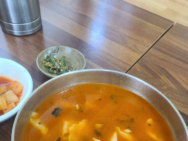 매운수제비와 깍두기