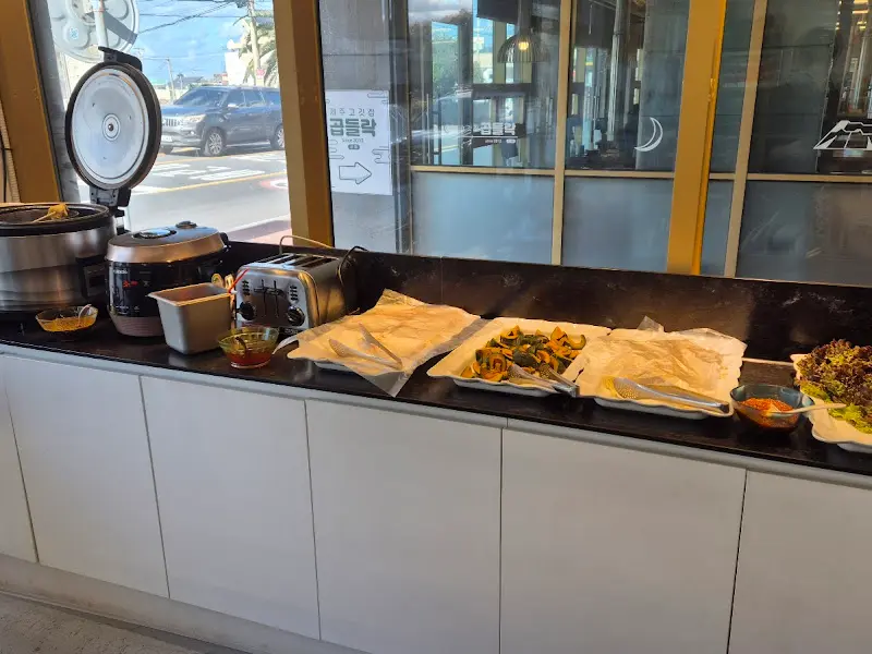 다양한 뷔페 음식들