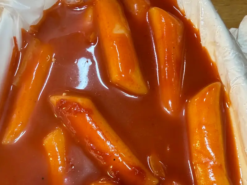 윤기가 흐르는 떡볶이의 클로즈업