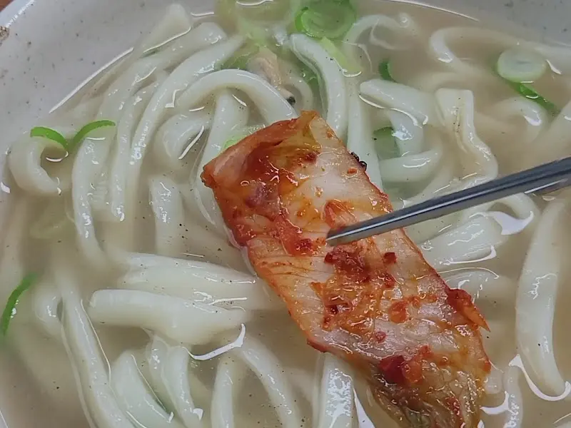 칼국수와 환상의 궁합을 자랑하는 매콤한 겉절이 김치