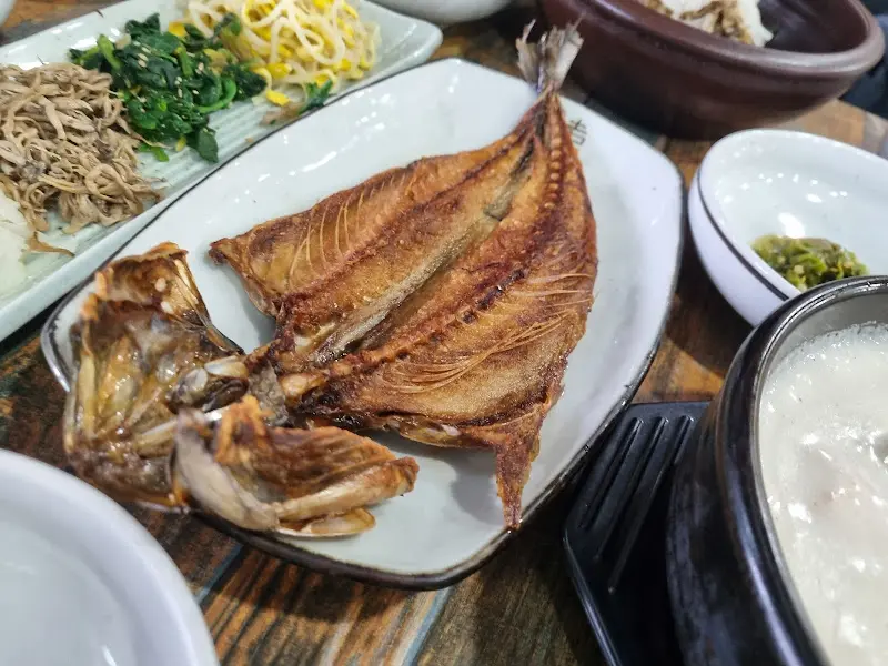 노릇노릇하게 구워진 고등어구이