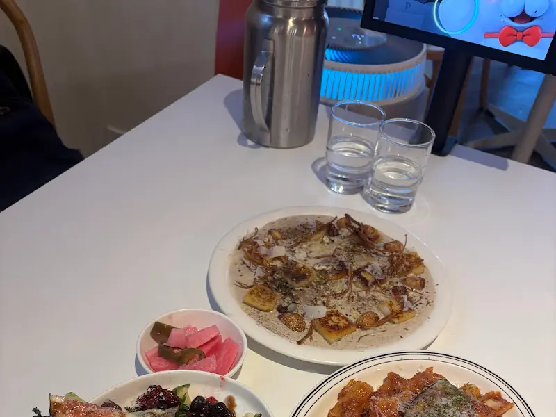 젠틀한 식탁의 테이블 세팅과 감자 뇨끼