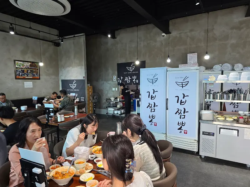 넓고 깔끔한 식당 내부