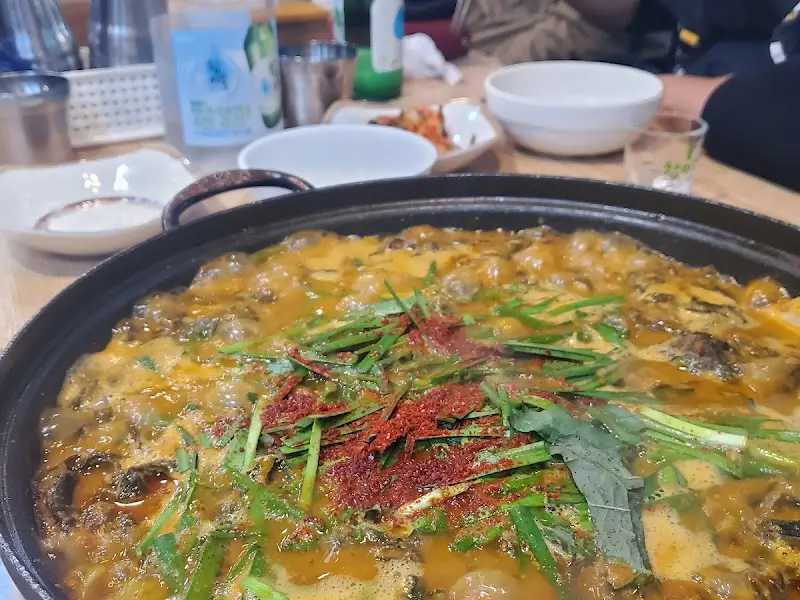 추어탕에 소면을 넣어 먹는 모습