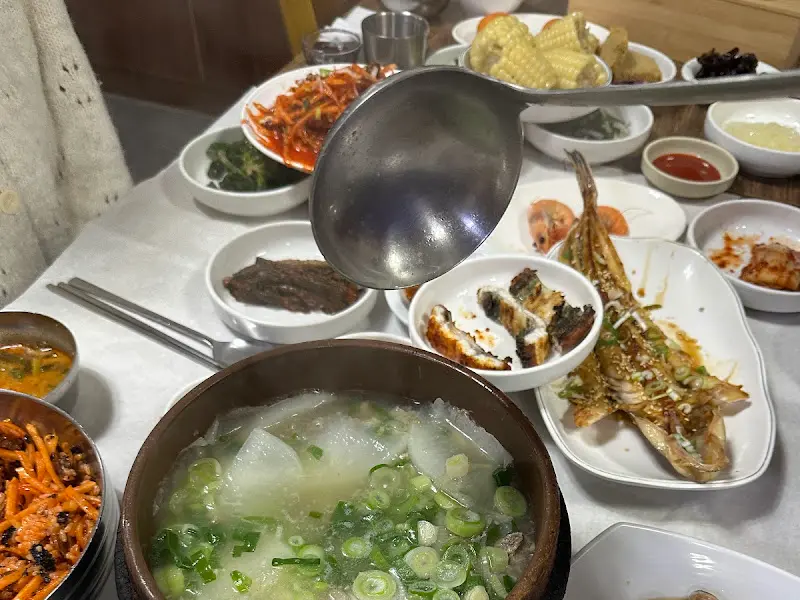 다채로운 반찬과 짱뚱어탕이 차려진 식탁