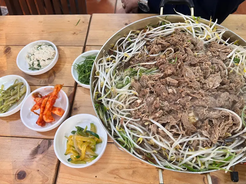 파불고기와 밑반찬이 차려진 테이블 전경