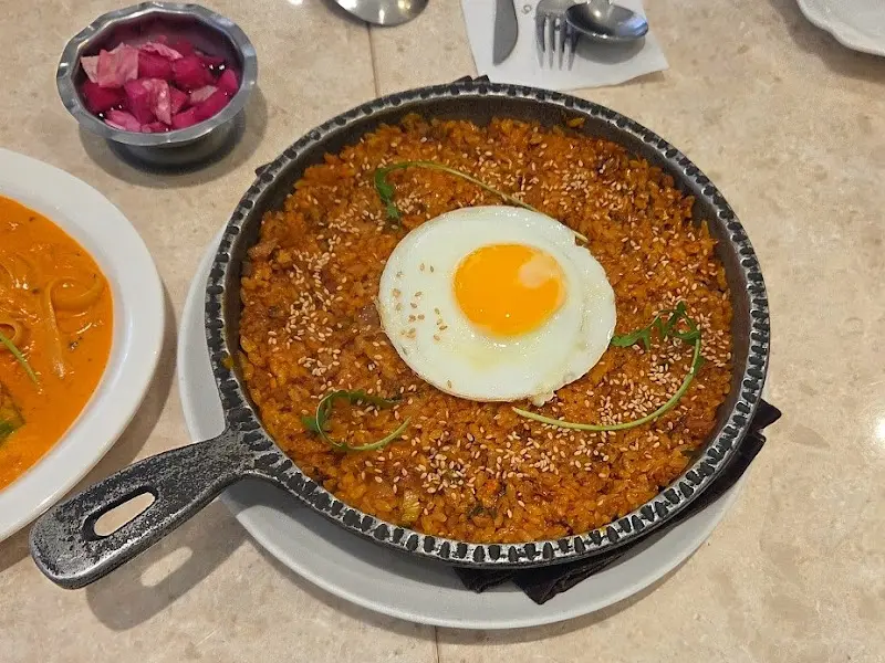 계란 프라이가 올려진 김치 볶음밥