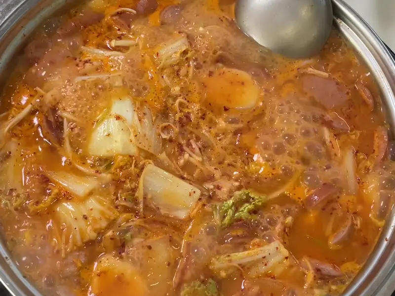 각종 햄과 야채, 김치가 듬뿍 들어간 부대찌개의 모습
