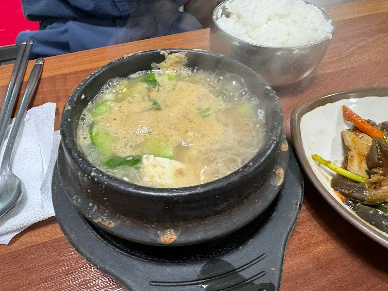 뜨끈하고 구수한 청국장 뚝배기