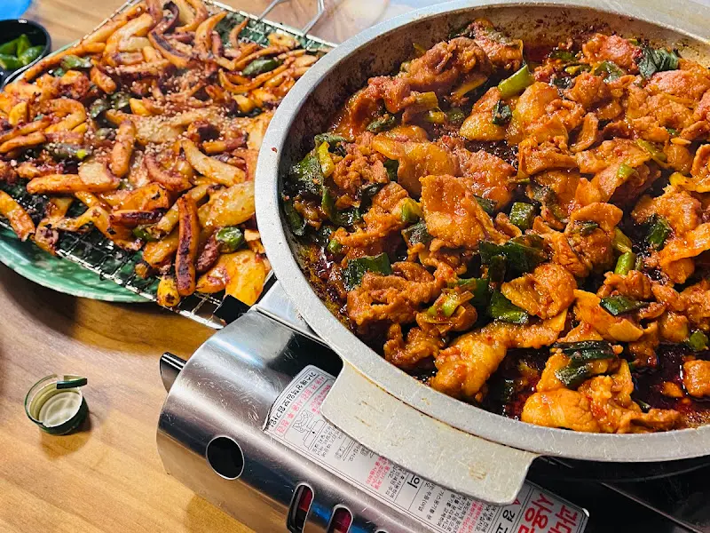 주물럭과 오징어 석쇠구이 한 상 차림