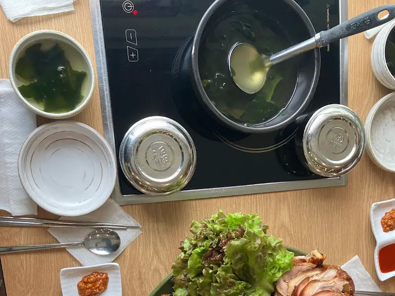 테이블 위 뚝배기에 담긴 미역국