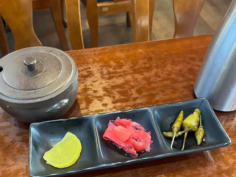 단무지, 초생강, 튀긴고추가 담긴 3칸 찬합