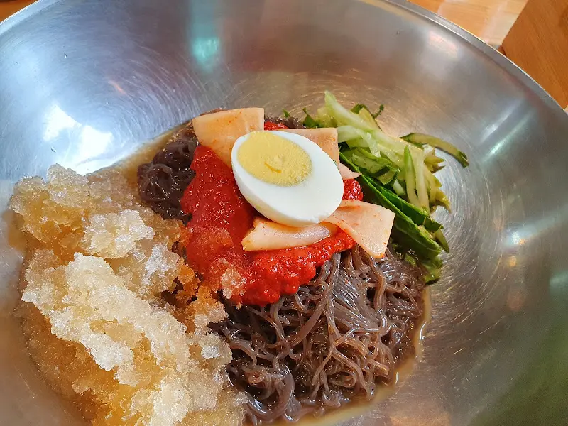 새콤달콤매콤한 비빔냉면