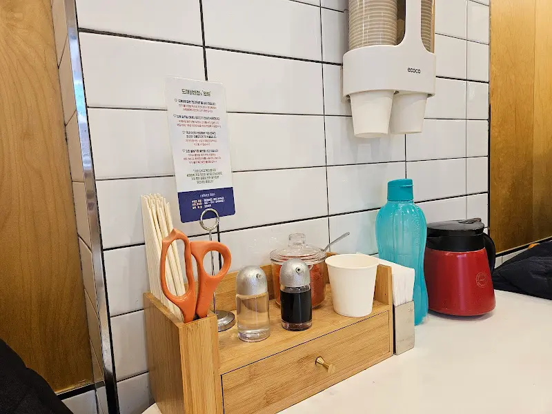 테이블에 비치된 식기류와 소스