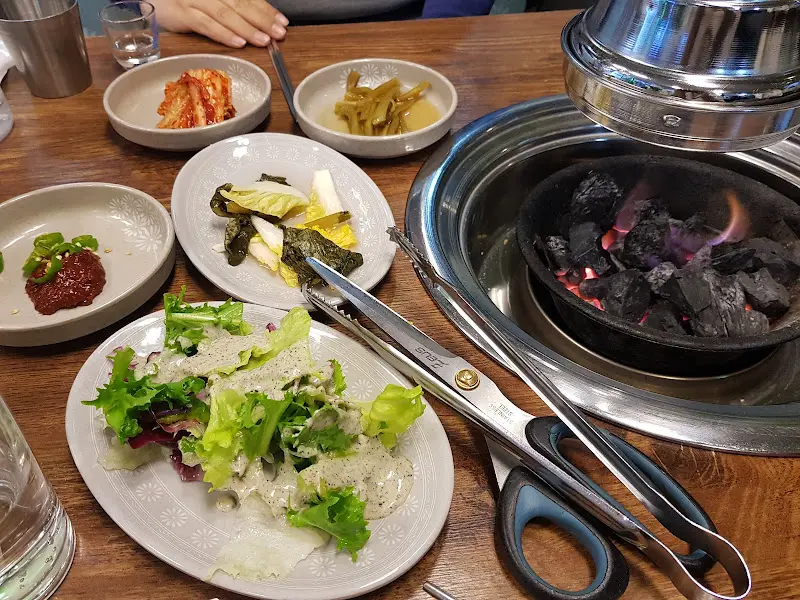 다채로운 쌈 채소와 돼지갈비