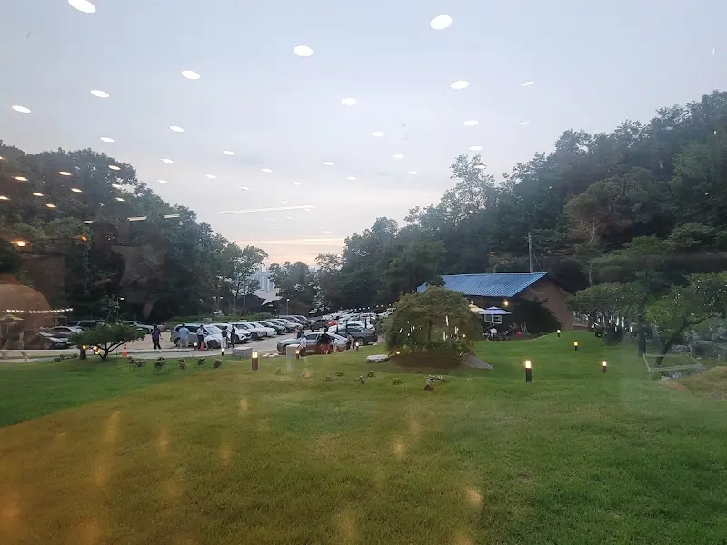 식당에서 바라본 아름다운 정원 풍경