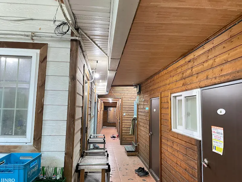 룸으로 향하는 복도