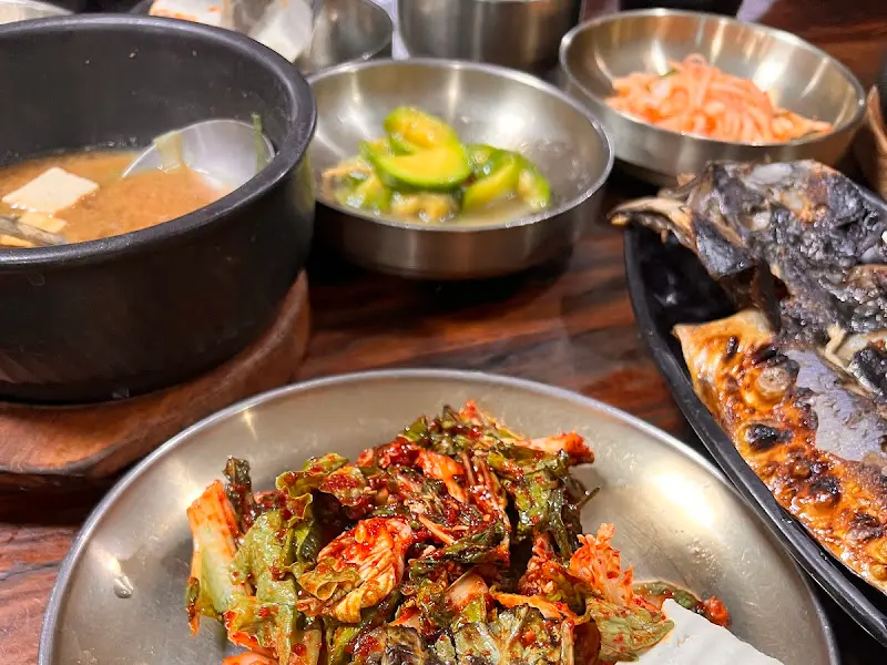 다양한 밑반찬과 된장찌개