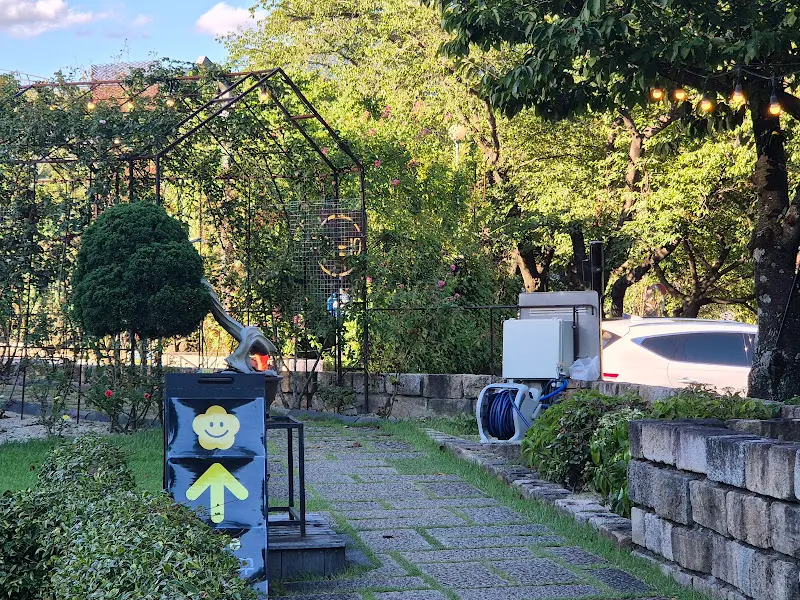 카페 정원의 조형물