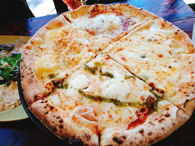 다양한 토핑이 올라간 피자