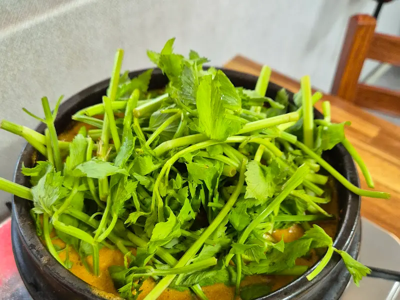 미나리가 듬뿍 올려진 오리탕