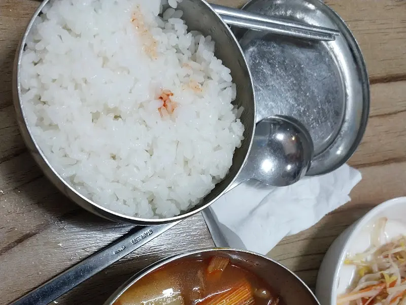 윤기가 흐르는 밥