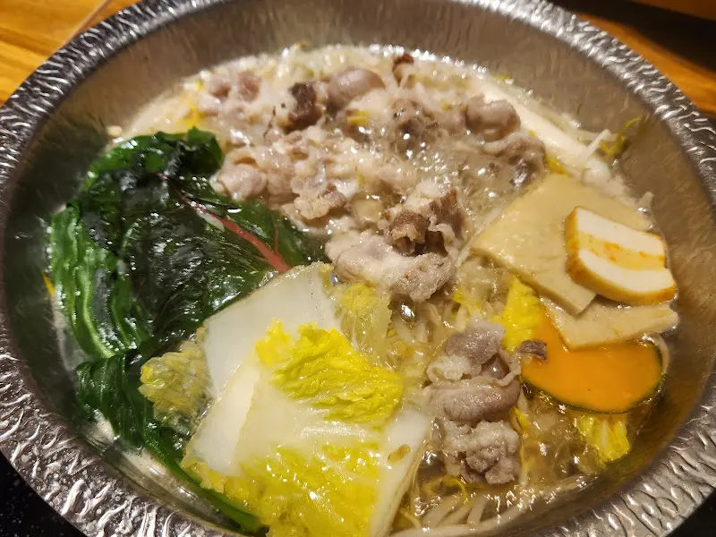 고기와 채소가 어우러진 샤브샤브