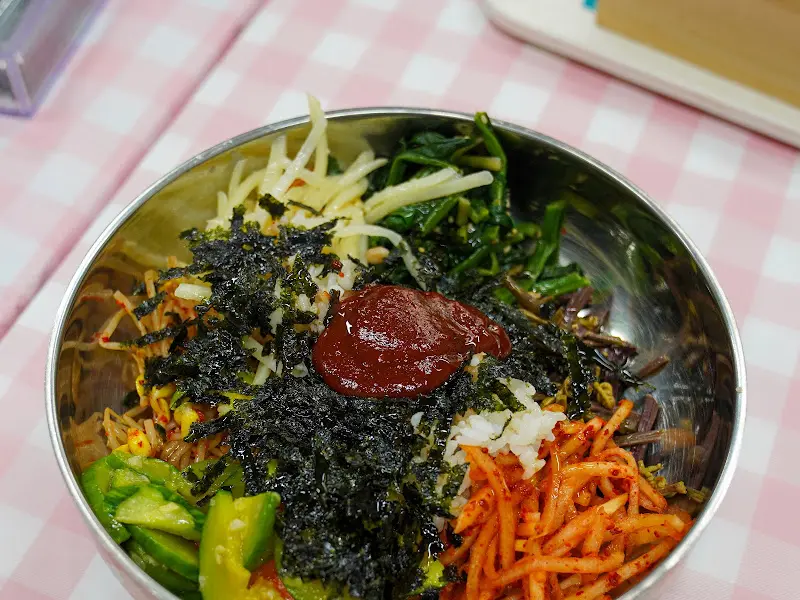 고추장을 넣고 비빈 비빔밥