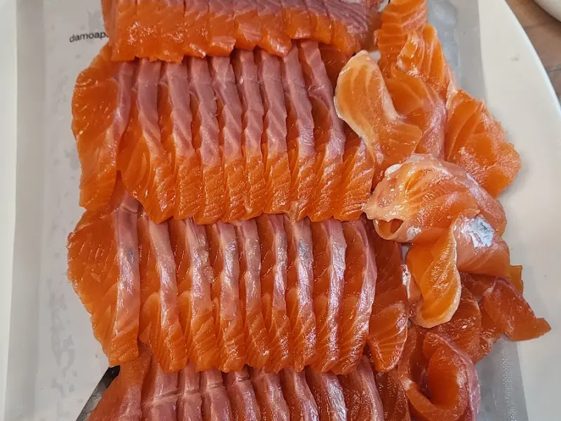 신선하고 붉은 송어회의 자태