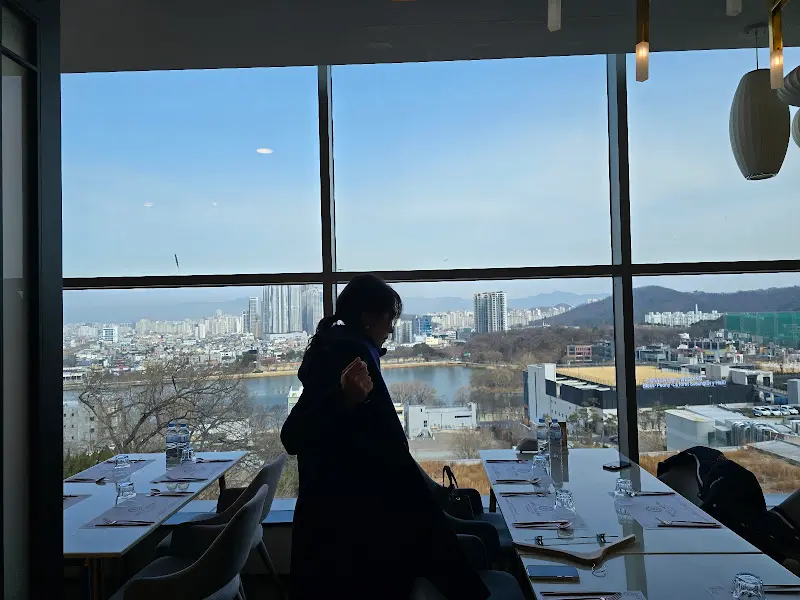 수성못 뷰가 보이는 창가 좌석