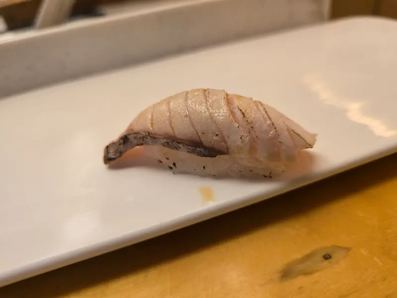 불 맛을 입힌 황새치 뱃살 스시