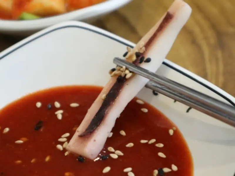 초장에 찍은 오징어