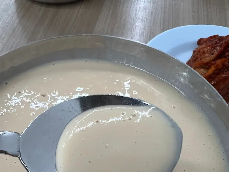 숟가락으로 떠먹는 콩국물