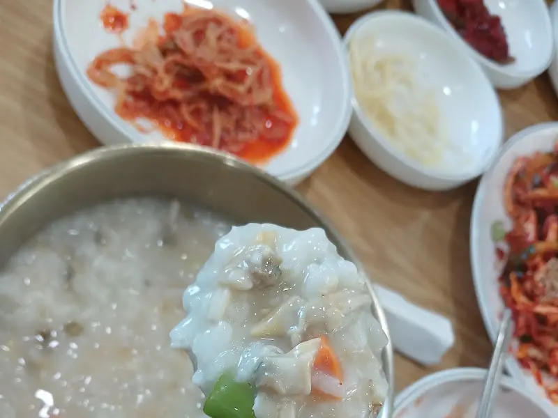 바지락죽과 함께 제공되는 다양한 밑반찬들