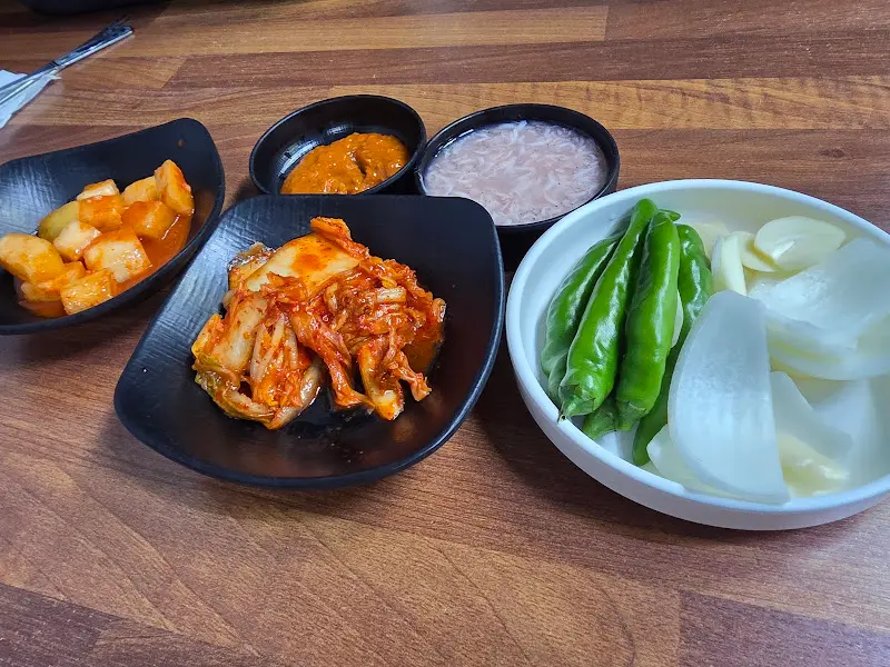 돼지국밥과 함께 제공되는 다양한 밑반찬