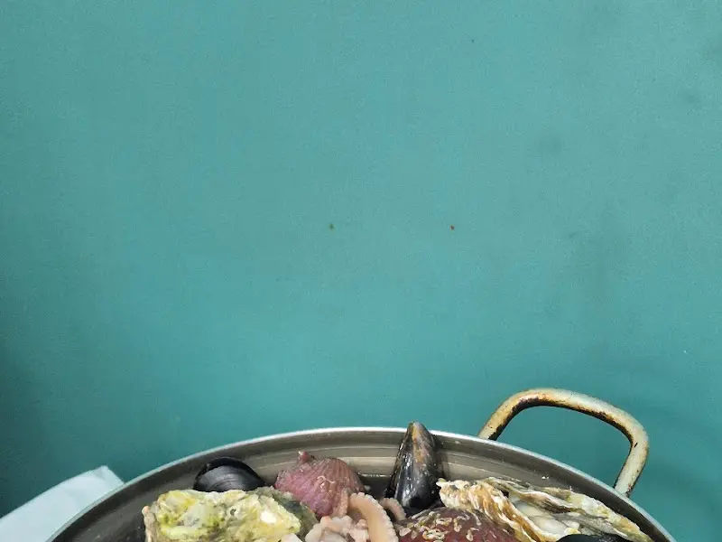 싱싱한 조개들이 듬뿍 들어간 조개탕