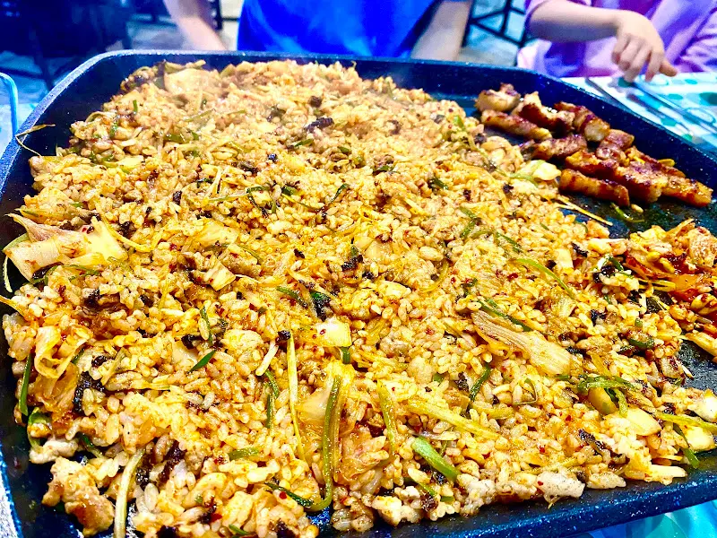 볶음밥이 불판 위에 펼쳐져 있다.