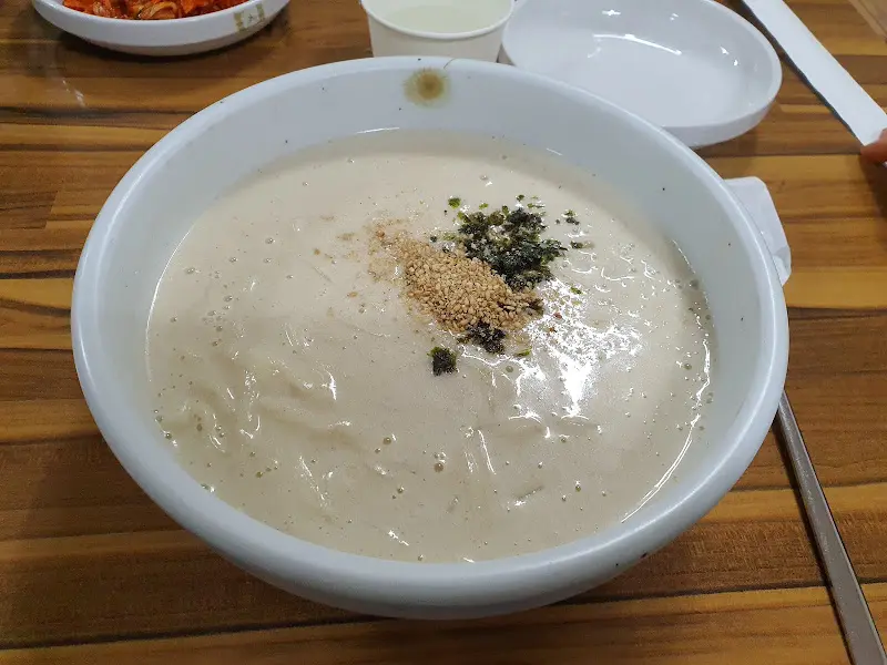 뽀얀 국물의 칼국수