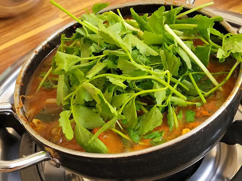 쑥갓이 듬뿍 올라간 동태탕