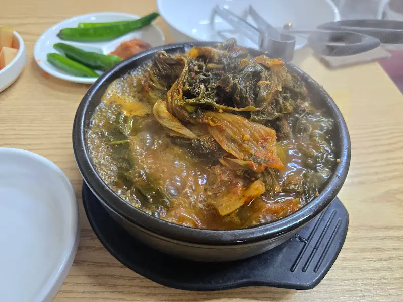 뚝배기에 담겨 보글보글 끓는 뼈해장국