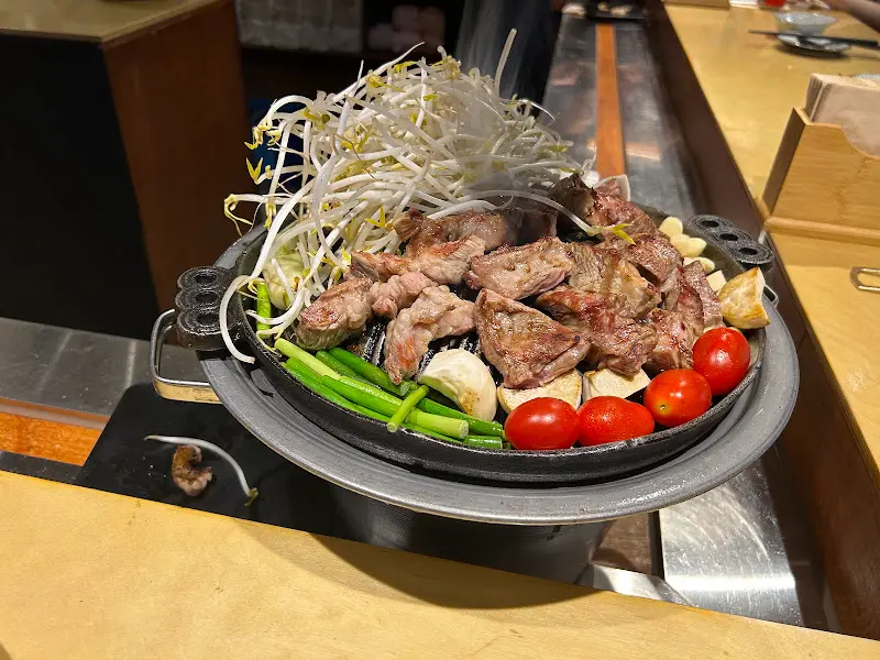 화로 가득 구워진 양고기와 채소