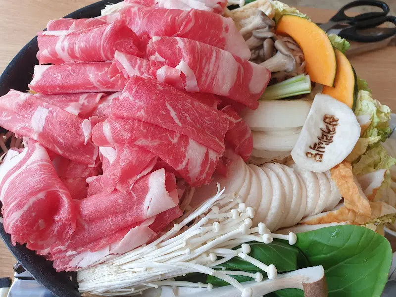 푸짐한 스키야키 재료