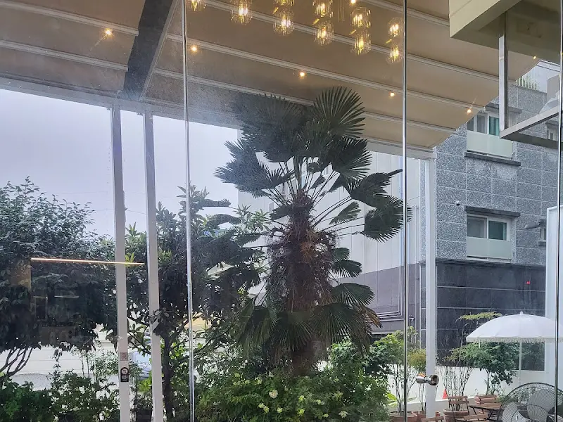 실내에서 바라본 야외 테라스