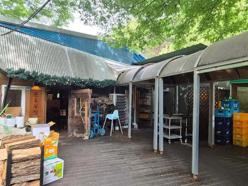 정겨운 분위기가 느껴지는 촌두부집 외관