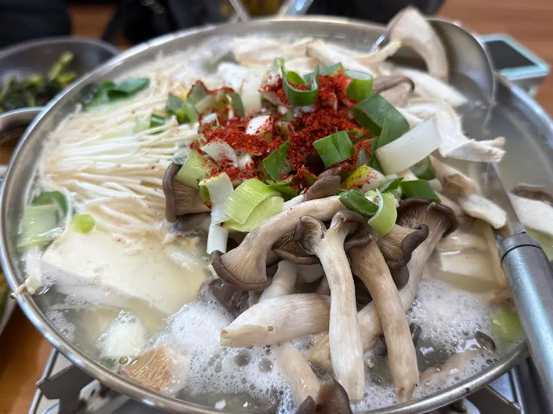 두부, 버섯, 채소가 듬뿍 들어간 두부버섯전골