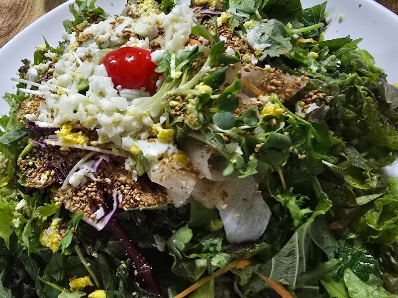 다양한 쌈 채소가 함께 나오는 편육