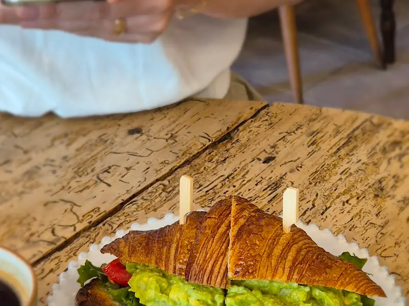 크로와상 샌드위치 근접샷